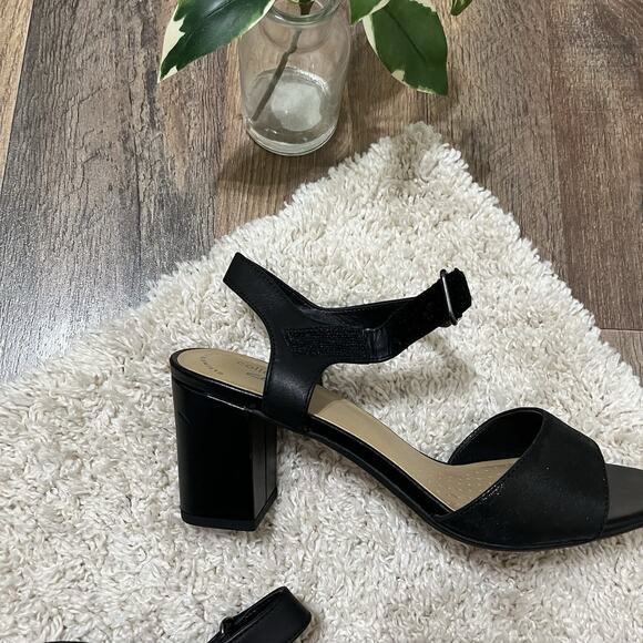 Clarks Size 7.5 M Black Leather Shimme Ankle Strap Deva Alice Heels Sandals - Picture 7 of 9